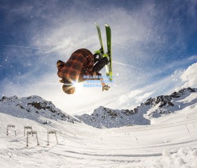 摩根公开质疑判罚标准，梅西类似肘击动作未受追究引争议